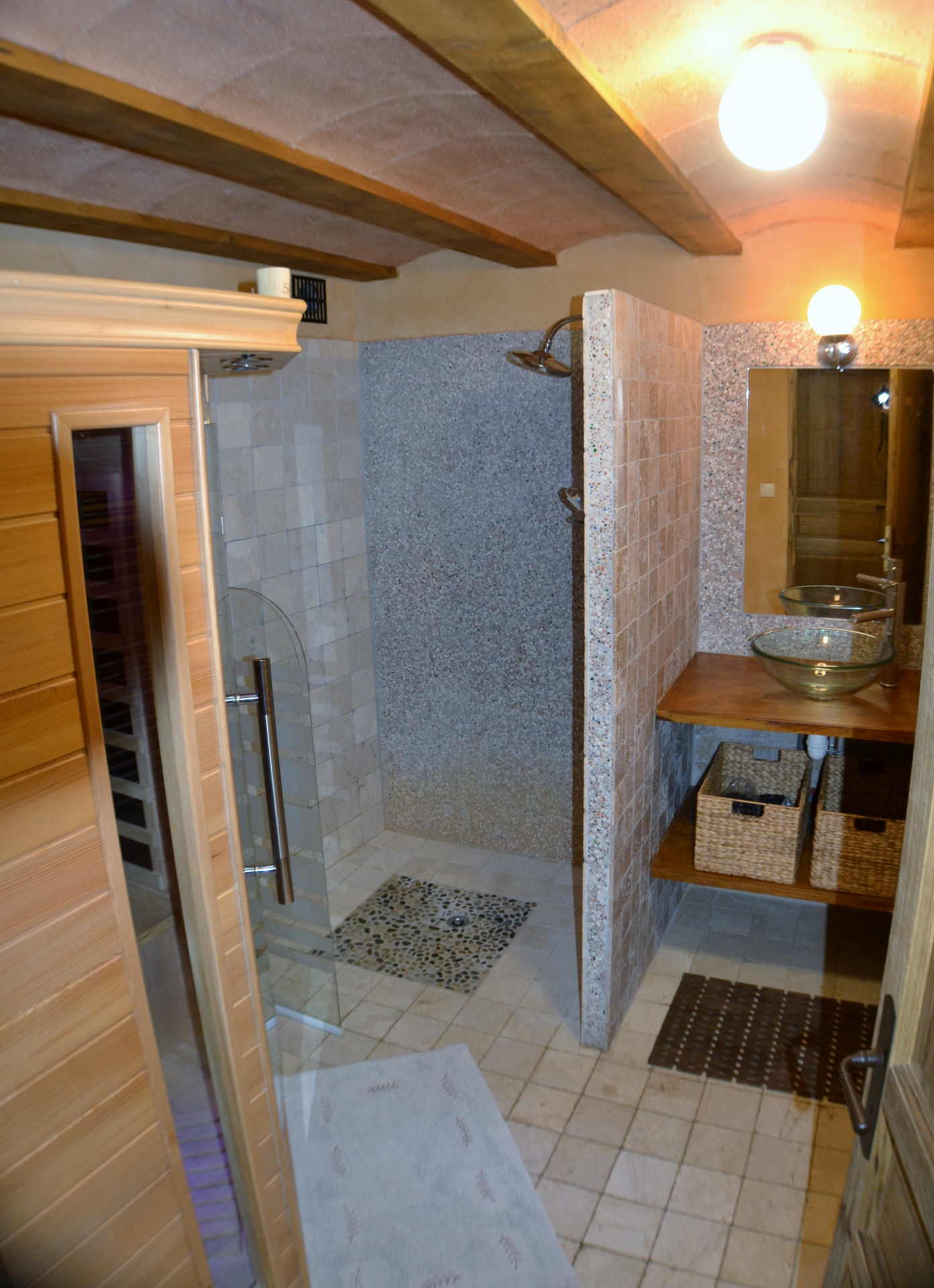 sauna et espace douche à jets